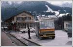 Mercedes Postauto nach Stierva wartet in Tiefencastel auf Anschlussreisende von der Rhtischen Bahn. (Archiv 03/77)