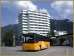 Vor dem einzigen Hochhaus im Bndner Oberland ist soeben der Bus aus Vrin angekommen.
