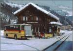 Der Anschluss ans Postauto findet heute in Ilanz statt und der Postumlad auf diese Weise ist wohl auch Schnee von gestern. Waltensburg Station. (Archiv 02/84)