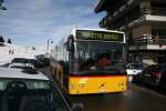 In Siviez mssen sich die Shuttle-Busse durch ein Chaos aus parkierten Autos kmpfen, whrend die Polizei die Wendeschleife freihlt. Aufnahme am 23.1.2010. 