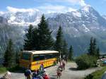 Berner Oberland 2007 - Nach einem Wendemanver auf engstem Raum, steht Grindelwald-Bus am 16.07.2007 am Waldspitz zur Fahrt nach Grindelwald bereit.