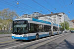 Hess Doppelgelenk Trolleybus 78, auf der Linie 31, überquert am 12.04.2024 die Gessnerbrücke in Zürich.
