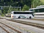 MAN Lion's Coach der am 13.8.17 den Bahnübergang Zweilütschinen überquert um bei Gündlischwand wieder in die Hauptstrasse einzubiegen.