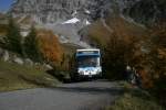 Die letzten beiden der einst allgegenwrtigen Vetter-Midibusse sind die beiden Werbebusse fr Cocolino oder - hier im Bild zwischen unterem und oberem Lauchbhl - fr Snowli, das Maskottchen der Schweizer Skischule. Aufnahme am 9.10.2010. 