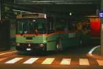 Die Lichtverhltnisse begnstigen das Fotografieren im unterirdischen TPF-Busbahnhof in Fribourg nicht gerade. Deshalb ist auch das Nummernschild des damaligen TPF-Wagens 73 (Volvo/R&J B10M aus 1987) nicht entzifferbar. Aufnahme vom 4.11.2006. Der Wagen wurde inzwischen durch einen Volvo 8700LE ersetzt. 