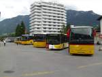 Postbus Aufstellung Bahnhof Ilanz 22.06.11  der mit  Beiwagen  gekennzeichnete Bus gehrt zum Ortsverkehr Flims