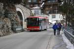 Aufgrund des Einbahn-Verkehrs im Pontresiner Dorfzentrum mssen die Busse der Linie 2 in Richtung Maloja den Kern Pontresinas mit betrchtlichen Steigungen und Geflle umfahren. (10.3.2007)