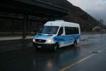 Aufgrund der etwas berstrzten Ausmusterung der beiden erst 5-jhrigen Iveco-Kleinbusse ist der neue Sprinter VS 38'021 der Busbetriebe Leuk-Leukerbad noch ohne jegliche Anschriften unterwegs.