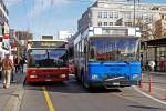 VB: Der rote Mercedesbus der Linie 7 wurde soeben vom blauen  MINI-VOLVO  eines privaten Unternehmers, der die Linie 75 bedient, überholt. Diese Zufallsaufnahme ist am 29. März 2007 in Biel entstanden.
Foto: Walter Ruetsch 