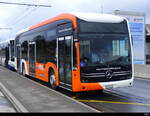 tpg - Mercedes e Citaro  Nr.2136  GE  960228 bei der zufahrt zu den tpg Haltestellen vorn dem Flughafen in Genf am 24.03.2024