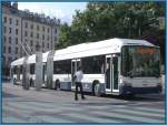 Neben der SBB Fahren auch diese riesigen dreiteiligen Trolleybusse zum Flughafen Genve Cointrin.