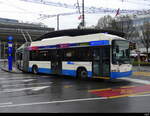 VBL - Hess Trolleybus  Nr.203 in Luzern unterwegs auf der Linie 4 bei Regen vor dem Bahnhof am 01.04.2024