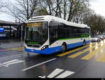 VBL - Volvo 7900 Hybrid  Nr.80  LU 250396 in Luzern unterwegs auf der Linie 21 bei Regen vor dem Bahnhof am 01.04.2024