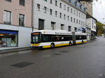 Verkehrsbetriebe Schaffhausen - Trolleybus Nr.102 bei der zufahrt zu den Bushaltestellen vor dem Bahnhof in Schaffhausen am 25.10.2016