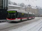 3-teiliger Hess-Swisstrolley 189 beim Hauptbahnhof am 19.12.09.
Der Bus hat die Trolleys nicht an der Fahrleitung. Er wartet der nchste Bus ab zum sich nachher wieder im Takt der Linie 1/4 einzufgen.