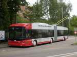 Abweichend zum Fahrzeug Nr. 101 (oder anderer Betriebe) haben die  Trolley-Stangen  bei Stadtbus Winterthur von Weiss auf Gelb gewechselt. Hess Swisstrolleybus Nr. 102 am 17.8.2010 in Oberwinterthur.