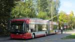 Weil die Trolley's bei Stadtbus Winterthur nicht mit Fangseilen ausgerstet sind, mssen die Stromabnehmer mit Hilfe einer ausziehbaren Stange an die Fahrleitung gelegt werden. Oberwinterthur, 20.9.2012.