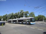 VBZ Nr. 90 (Hess Lightram BGGT-N2C) am 19.7.2016 bei der Haltestelle Sihlpost. Infolge der Gleisbaustelle in der Löwenstrasse werden die Busse der Linie 31 überdie Kasernenstrasse umgeleitet, dabei machen sie vom Batteriebetrieb Gebrauch.