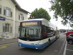 VBZ Nr. 175 (Hess Swisstroley 4 BGT-N2D) am 14.6.2019 beim Bhf. Tiefenbrunnen. Anlässlich der in Zürich stattfindenden Gay Pride wurden die Busse beflagt, u.a. mit einer Regenbogenfahne.
