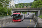 Swisstrolley 107 durchfährt die Unterführung beim Bahnhof Seen stadteinwärts.