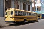 In einer Nebenstrasse von Havanna wird eine Reparatur an einem Schulbus vorgenommen.