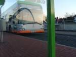 hannover O530 G der �stra als Linie 123 an der Noltemeyerbr�cke in Buchholz. Als Spiegelung kann man einen der Br�ckenbogen erkennen. 