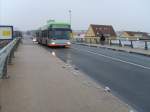 hannover-ustra O530 G der �stra als Buslinie 341 �berf�hrt eine Br�cke am Bahnhof Hannover/Messe Laatzen. 
