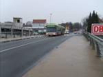 hannover-ustra O530 G der �stra als Buslinie 340 �berf�hrt eine Br�cke am Bahnhof Hannover/Messe Laatzen am 9.2.07. 