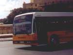 neue Fahrzeuge Maltesischer VOLVO-Bus der neueren Generation, diese sind allerdings noch nicht so h�ufig anzutreffen, da noch sehr viele Oldtimer ihren t�glichen Dienst absolvieren. Aufgenommen in Valetta 04/2005. 
Bild ist leider nicht von guter Qualit�t, da ich es als ausschnitt gescannt habe. Bitte aber um ihr Verst�ndnis, da es das einzige dieser art ist das ich zu Verf�gung stellen kann. Ist auch nicht sehr h�ufig.