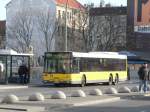 berlin B-V 1572 als Linie 277 in Richtung S-Bhf. Pl�nterwald am 17.2.2007 auf der Hermannstra�e. Bei der Einsortierung (Bustyp) bin ich mir nicht ganz sicher.