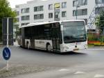 Diverse (VE 2019) Mercedes Gelenkbus legt sich galant in die Kurve beim Durchfahren eines Kreisverkehrs in Ettelbr�ck am 07.06.08.