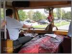 IFA Hier mu� noch richtig gearbeitet werden! Eine Servolenkung gab es noch nicht und der Fahrer ist dem Motor ganz nah. Blick zum Fahrer im H6LB aus Rostock, Cottbus, 16.09.06.