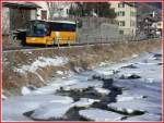 Postauto Neoplan Postbus am 05.01.2002 in Vals/GR vor dem zugefrorenen Glenner.
