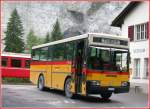 Postauto Vetter Postauto wartet in Versam-Safien auf Anschlussreisende von der Rh�tischen Bahn. (Herbst 2005)