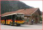 Postauto Vetter Postauto nach Ilanz wartet in Vrin auf Reisende. (Herbst 2005)