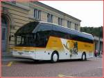 Postauto Neoplan Starliner vor dem Bahnhof Bellinzona. (Sommer 2005)