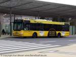 herne-strasenbahn-hernecastrop-rauxel-gmbh Ein Bus der HCR, Linie 333 am Busbahnhof Herne im April 2006. Der Busbahnhof vor dem Bahnhof Herne wurde von ca. 2004 bis 2006 modernisiert und umgebaut und war zum Zeitpunkt dieser Aufnahme bis auf kleine Restarbeiten fast fertig. Der Busbahnhof ist nun voll �berdacht und damit kundenfreundlicher, die moderne Architektur ist sehr gelungen und ansprechend. 

'Gelbe Busse' sind f�r d�e Herner Castrop-Rauxeler Verkehrsbetriebe nicht unbedingt typisch. Einige �ltere Fahrzeuge haben noch das traditionelle, hellere Geldgr�n ohne Werbebeschriftung. Neue Modelle werden wie bei anderen Verkehrsgesellschaften als Werbetr�ger genutzt. Und dieser Bus tr�gt reine St�dtewerbung: 

UKW Herne 90,8 ist der Lokalrundfunk, durchaus h�renswert und informativ. 'Wir kennen hier jedes Schlagloch' ist Eigenwerbung f�r die HCR. Das stimmt sicher auch, ist aber nicht ganz richtig, denn die bequeme Fahrt mit dem Bus wird oft weniger durch Schlagl�cher als durch Drempel auf der Fahrbahn etwas ruppiger.
