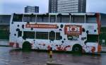 Typischer Londoner Doppeldecker bei typisch britischem Wetter vor der Station ...