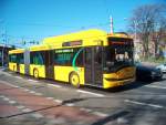 dresden Heute mal etwas besser seitlich erwischt als letztes mal.
Solaris Urbino 18 Hybrid der DVB AG (499 001-7). Entgegen allen Ank�ndigungen hab ich das Gef�hl der macht wochentags mehr solche Testfahrten wie hier abgebildet, als im Liniendienst.
Bildaufnahme: Dresden Bahnhof Neustadt (Hansastr./Eisenbahnstra�e) 4.04.07 gegen 16 Uhr