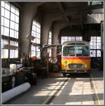 Postauto FBW Oldtimerpostauto hinterstellt im alten Depot der RHB in Heiden. (03.04.2007)