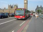 mercedes-benz-o-530-i-citaro Hier f�hrt ein Mercedes Benz Citaro �ber die Themse zum Bahnhof Waterloo. Im Hintergrund sieht man den Big Ben