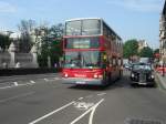 london Ein Arriva �hnlicher Doppelstockomnibus f�hrt gerade an Westminster Abbey vorbei.