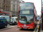 london An dieser Haltestelle kurz vorm Piccadilly Circus steht ein neuer Doppelstockomnibus.