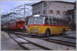 Postauto Im Sommer gibt es eine Postautverbindung von Ospizio Bernina nach Poschiavo. Hier im Sommer 1988 (nach einem K�lteeinbruch) fuhr noch einer der legend�ren FBW Busse. Da der Platz am Bahnhof Ospizio Bernina sehr beschr�nkt ist, muss zum Wendeman�ver auf die Geleise der Rh�tischen Bahn ausgewichen werden.