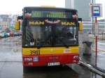 warschau Dieser Bus macht kurz pause bevor er im Warszawa Berufsverkehr wieder t�chtig unterwegs ist. Das Foto wurde vor dem Bahnhof Warszawa Centralna aufgenommen.