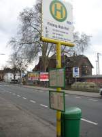 trier Die Bushaltestelle 'Ehrang Bahnhof'. So sehen die meisten Haltestellenschilder in der N�he von Trier aus.  �brigens, bekommt Trier neue Haltestellenschilder. Die Haltestelle Porta Nigra hat sie schon bekommen.                    21.03.07