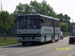 Ikarus 280 Ein unbekannter Ikarus 280 kurz nach Neulu�heim. Der Bus nahm an der Ausfahrt des Busoldtimertreffs von Sinsheim nach Speyer und anschlie�end wieder nach Sinsheim teil. Organisiert wurde das treffen von den Technik Museen Sinsheim und Speyer