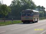 Bussing Dieser unbekannte Oldtimerbus gibt kr�ftig Gas, als er Neulu�heim verl�sst. . Der Bus nahm an der Ausfahrt des Busoldtimertreffs von Sinsheim nach Speyer und anschlie�end wieder nach Sinsheim teil. Organisiert wurde das treffen von den Technik Museen Sinsheim und Speyer.