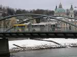 salzburg Ein O-Bus der Linie 5 f�hrt �ber die Karolinenbr�cke. (2.2.09)