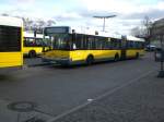 berlin Solaris Urbino auf der Linie M49 nach Staaken Heerstra�e/Nennhauser Damm an der Haltestelle Hertzallee.
